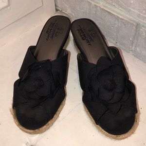 Life Stride black wedge sandals with flower